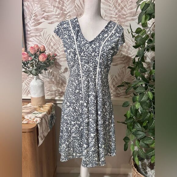 🆕 NWT Ann Taylor Floral Mini Dress Size 6P - Picture 2 of 8